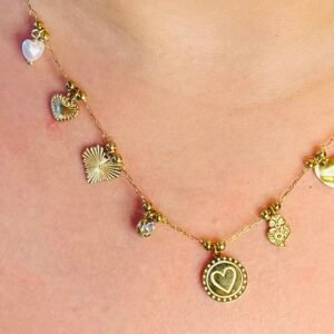 Collier Chaîne Fine, Perles et Breloques Cœurs - Liv