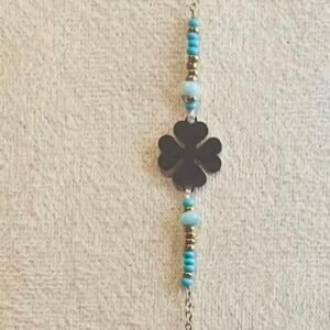 Chaîne fine dorée, perles turquoise - Bonheur